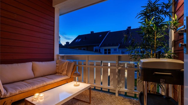 Leiligheten har en koselig overbygd balkong med plass til sittegruppe og en mindre grill.