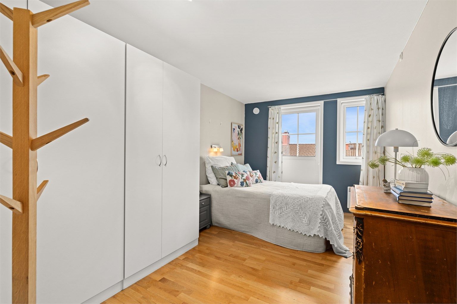 Leiligheten har to soverom. Hovedsoverommet har god plass til dobbeltseng og garderobeskap.