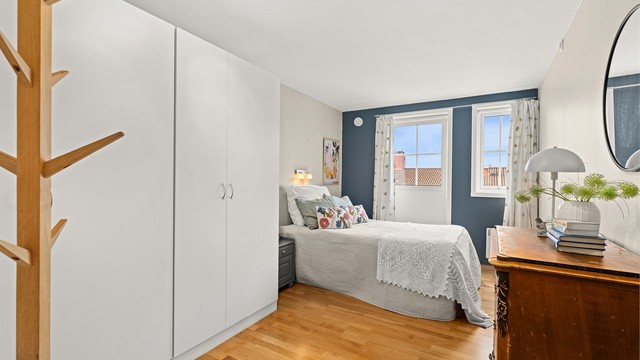 Leiligheten har to soverom. Hovedsoverommet har god plass til dobbeltseng og garderobeskap.