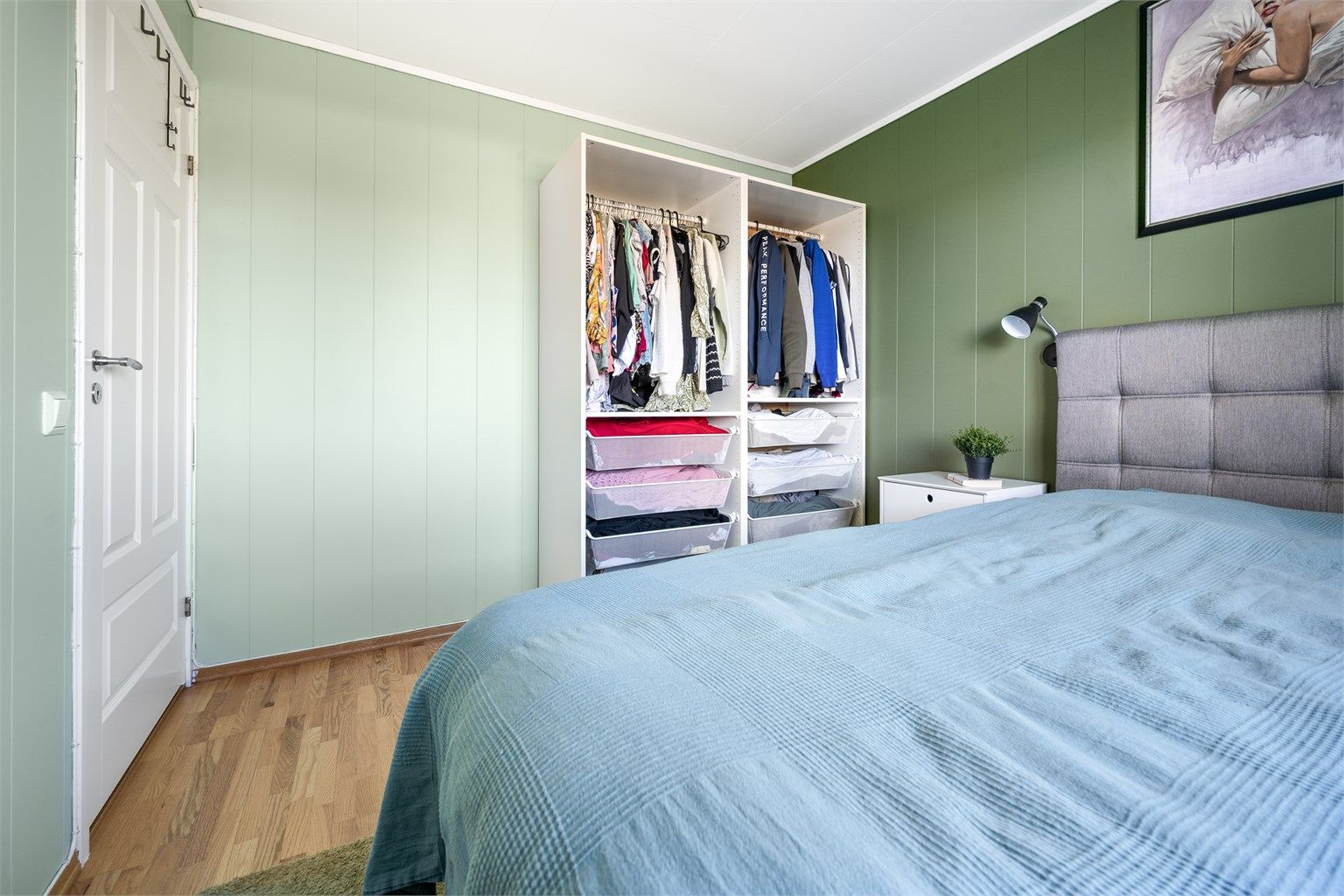 Rommet er innredet med en åpen garderobeløsning som gir gode muligheter for oppbevaringsplass.