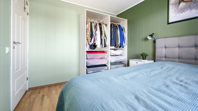 Rommet er innredet med en åpen garderobeløsning som gir gode muligheter for oppbevaringsplass.