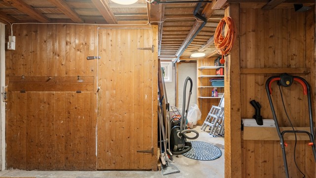 Kjelleren byr på rikelig med lagringsplass i tre separate boder.