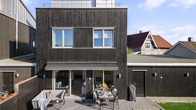 Boligen har steinsatt uteplass og en romslig hage med to boder og inngang til stor bod som har dør inn til garasjen. Praktisk sted for ekstra fryser og meget god lagringsplass.