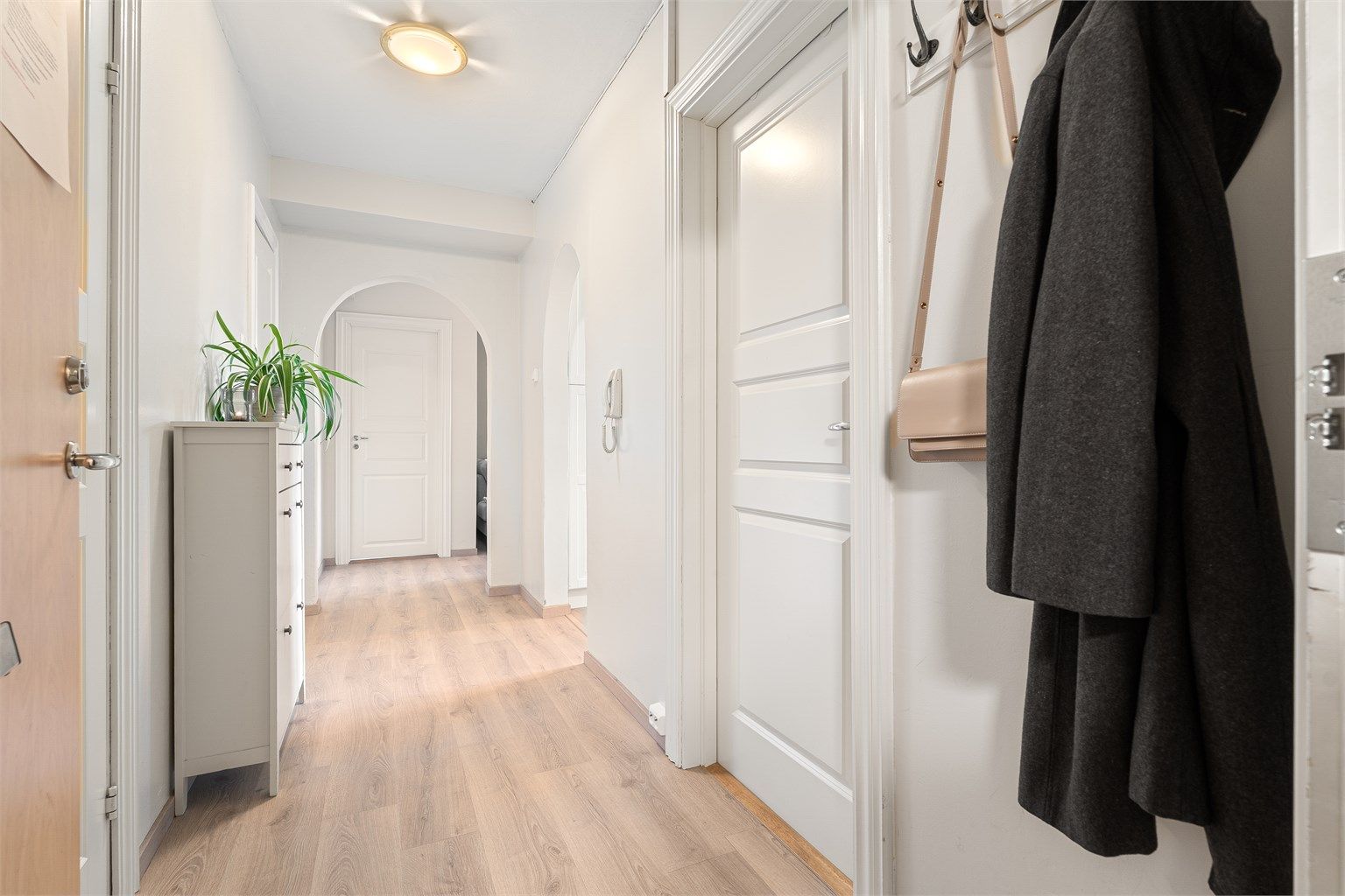 Romslig gang/entré på 6 kvm med god plass til oppbevaring og yttertøy og sko. Leiligheten har gjennomgående laminatgulv som gir en helhetlig stil.
