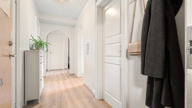 Romslig gang/entré på 6 kvm med god plass til oppbevaring og yttertøy og sko. Leiligheten har gjennomgående laminatgulv som gir en helhetlig stil.