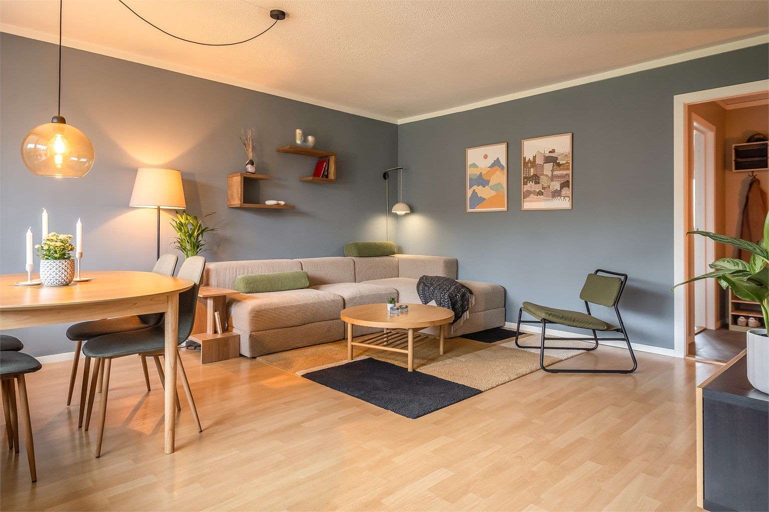 Meget stor stue på nesten 22 kvm., malt i moderne og tidsnøytrale farger.