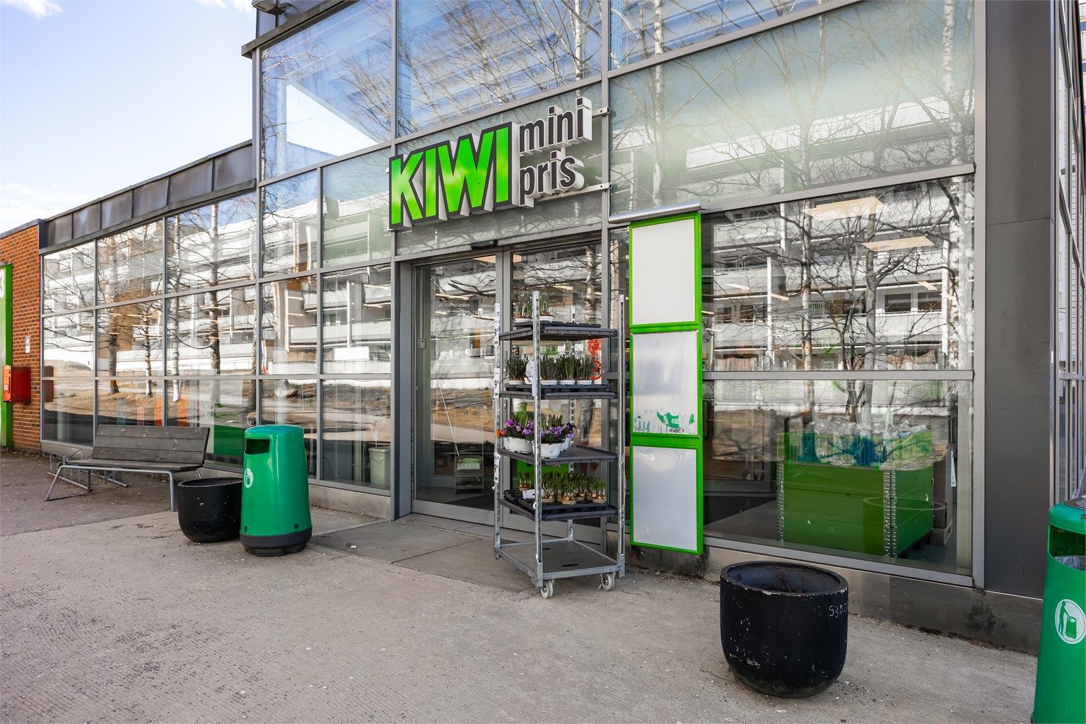Fra leiligheten har du kort vei til flere av tur -og friluftsområder samt gangavstand til Kiwi, buss, barnehager og skoler.