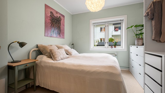 Soverom av god størrelse med plass til dobbeltseng og nattbord på hver sin side.