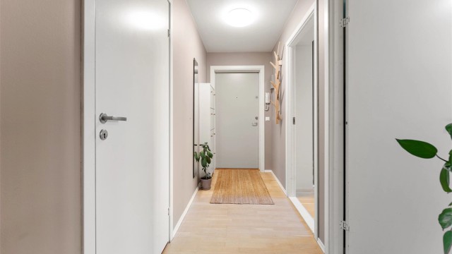 En romslig entré ønsker velkommen inn, med god plass til yttertøy og sko.