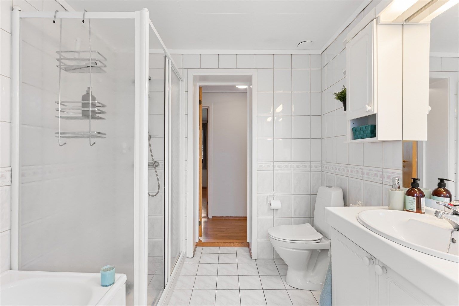 Her er det flislagt gulv med gulvvarme og flislagte vegger.