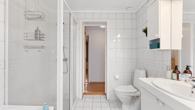 Her er det flislagt gulv med gulvvarme og flislagte vegger.