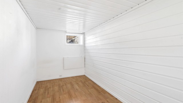 Rom 1 i underetasjen - Det er i dag større vindu enn det man ser (bilder fra 2024)