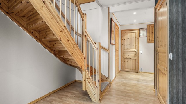 Praktisk gangareal med god plass til oppbevaring og en naturlig forbindelse mellom etasjene.