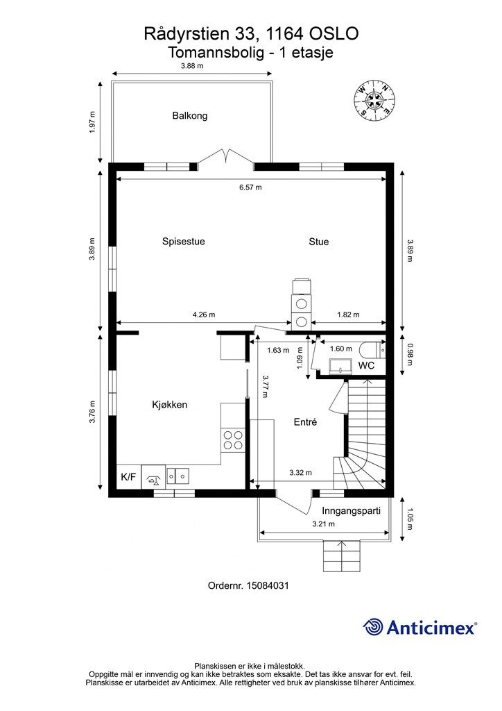 Første etasje er boligens sosiale plan, med entré, kjøkken, toalettrom og en romslig stue med utgang til balkong.