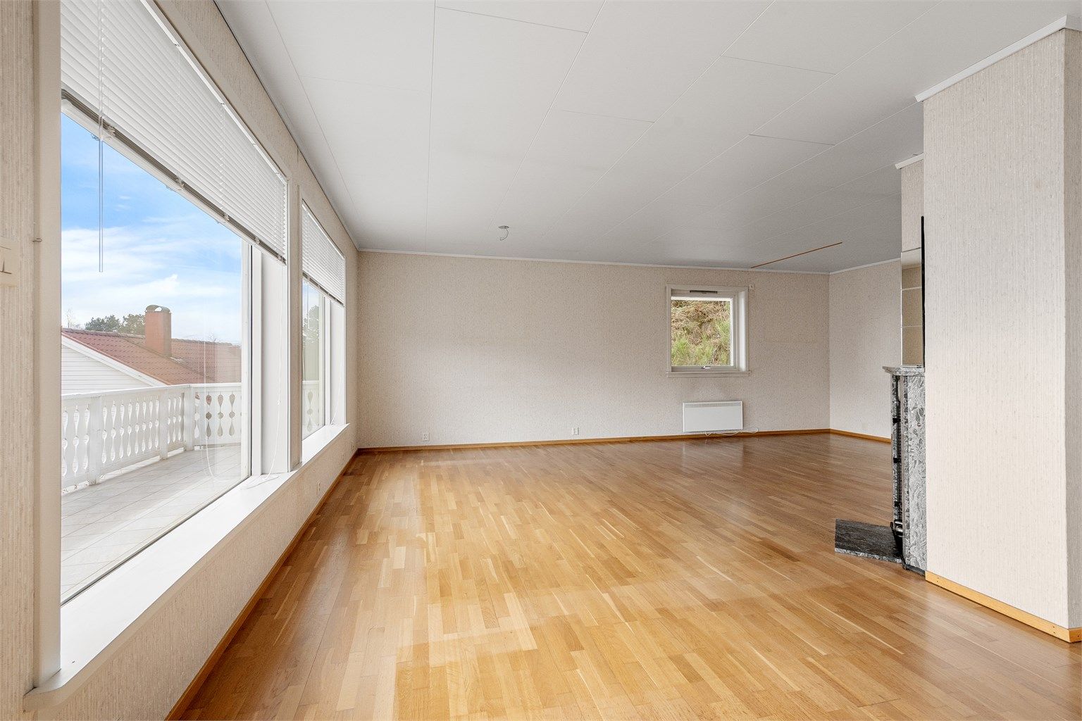 Store vindusflater gir rikelig med naturlig lys inn i stuen