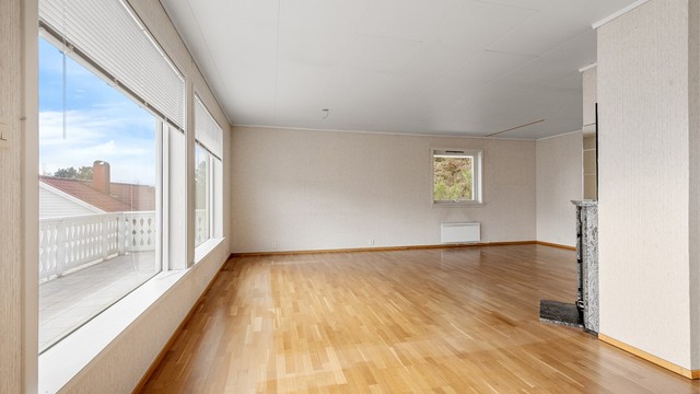 Store vindusflater gir rikelig med naturlig lys inn i stuen