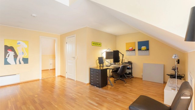 Det gjøres oppmerksom på at deler av loftstuen (kontorløsningen) og deler av badet opprinnelig var byggemeldt som bod/loft