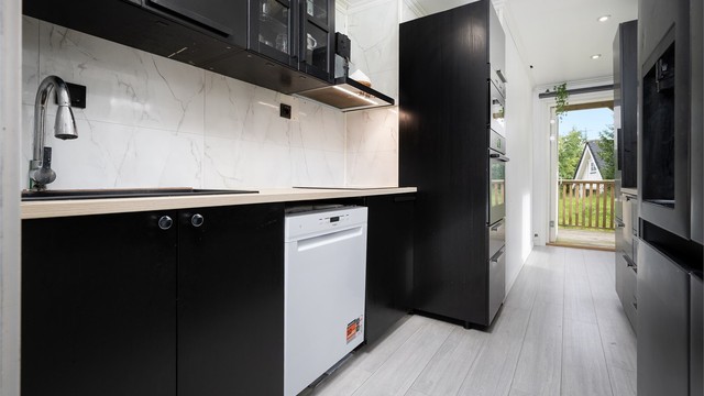 Kjøkkenet fra 2024 har innredning fra Ikea med integrert stekeovn og platetopp.