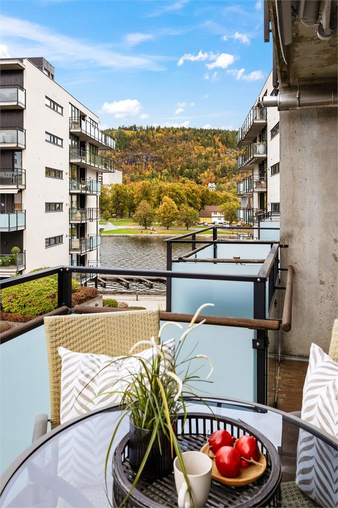 Balkong med markise, utvendig belysning og strømuttak.