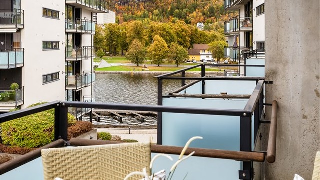 Balkong med markise, utvendig belysning og strømuttak.