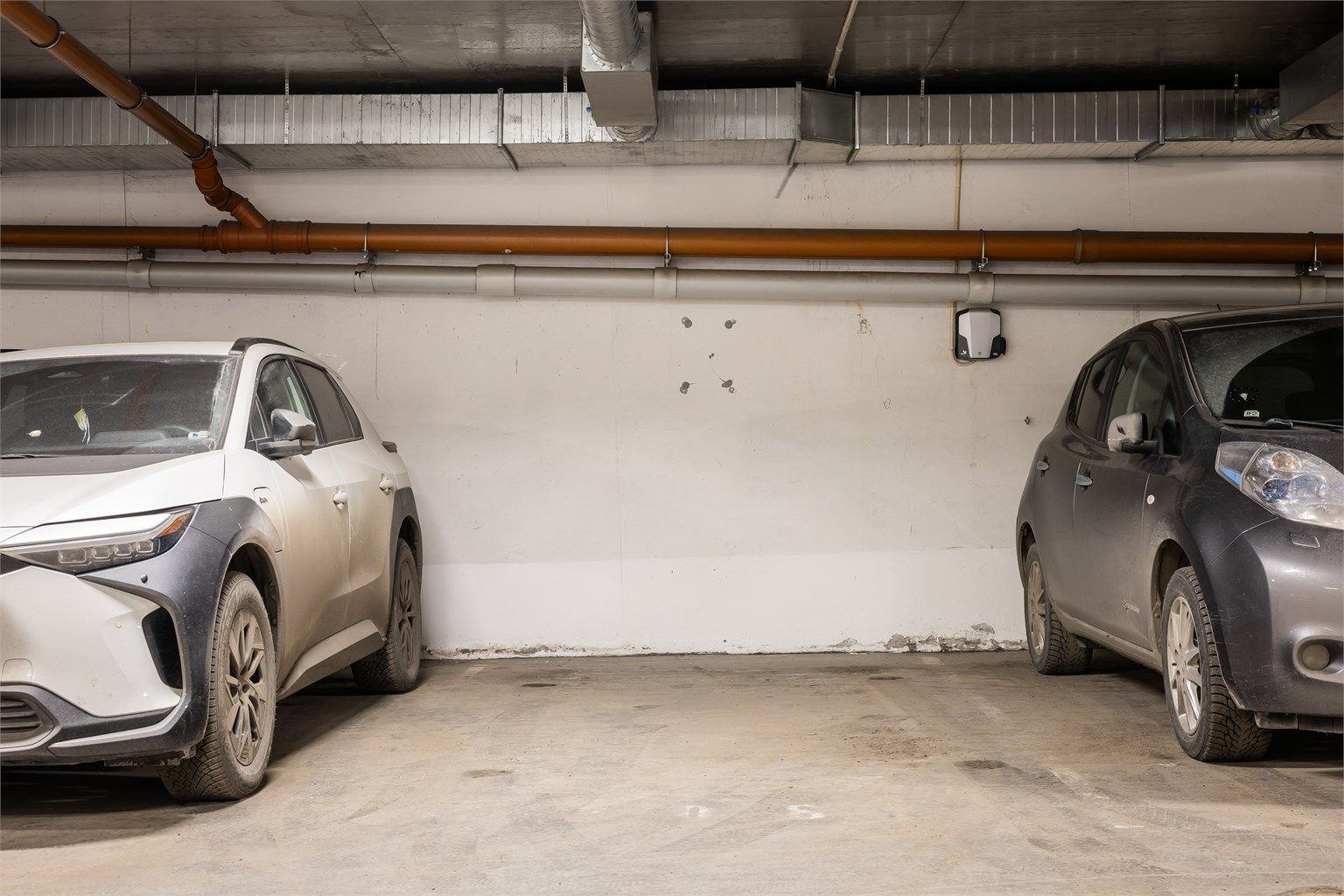 Selger eier parkeringsplass i garasjeanlegget til sameiet, merket nr. 208. Opsjon for kjøp av parkeringsplass er på kr 400.000,-.