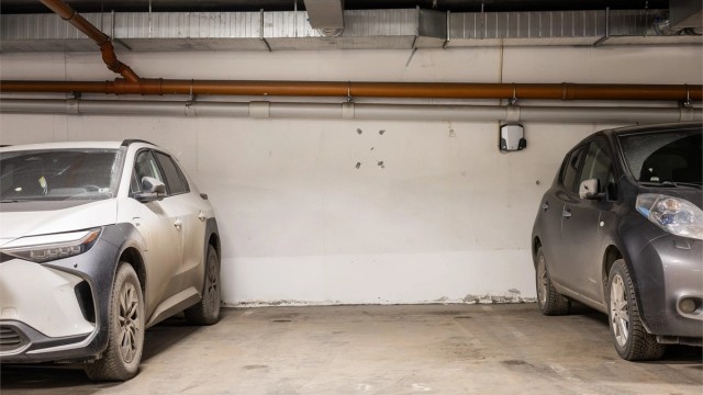 Selger eier parkeringsplass i garasjeanlegget til sameiet, merket nr. 208. Opsjon for kjøp av parkeringsplass er på kr 400.000,-.