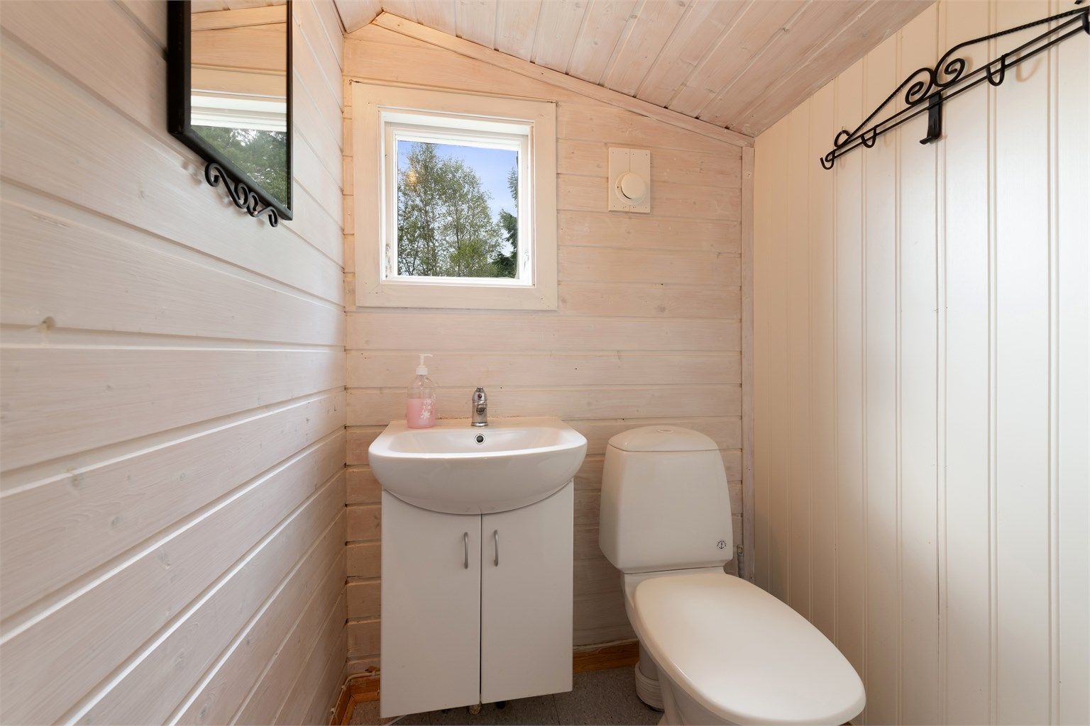 I tillegg til badet har hytta et separat toalettrom med servant