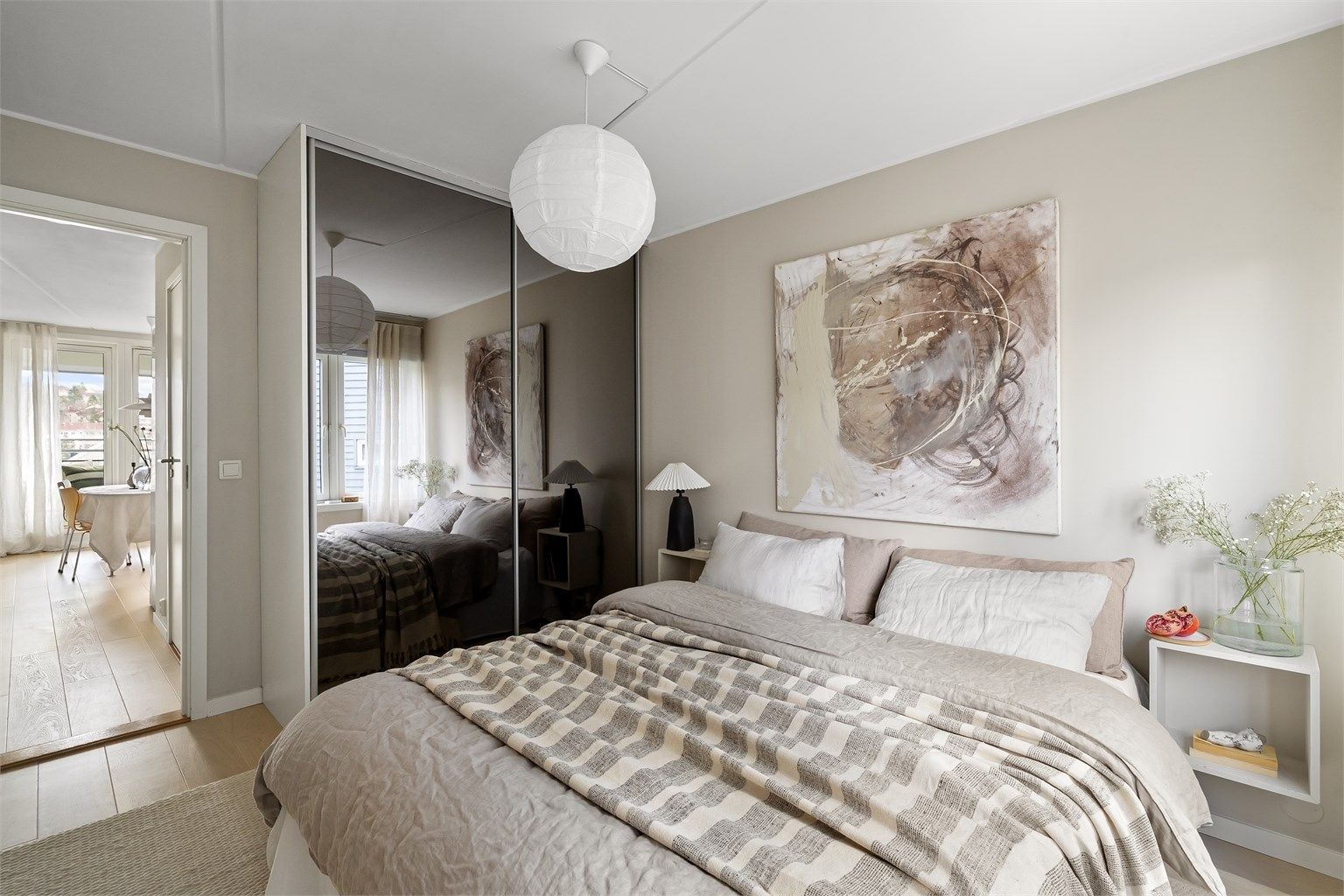 Svært god lagringskapasitet i plassbygd skyvedørsgarderobe