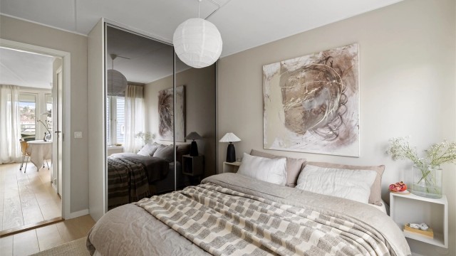 Svært god lagringskapasitet i plassbygd skyvedørsgarderobe