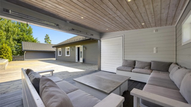 Utestuen har varmelamper, downlights i taket og stikkontakter. Møblering i utestuen medfølger eiendommen.