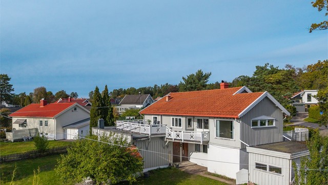 Den solrike hagen gir god boltreplass for både små og store, samtidig som den skjermes av etablert vegetasjon og flotte trær som skaper en grønn og trivelig ramme rundt eiendommen. Det foreligger ikke tegninger for frittliggende garasje eller redskapsbod.