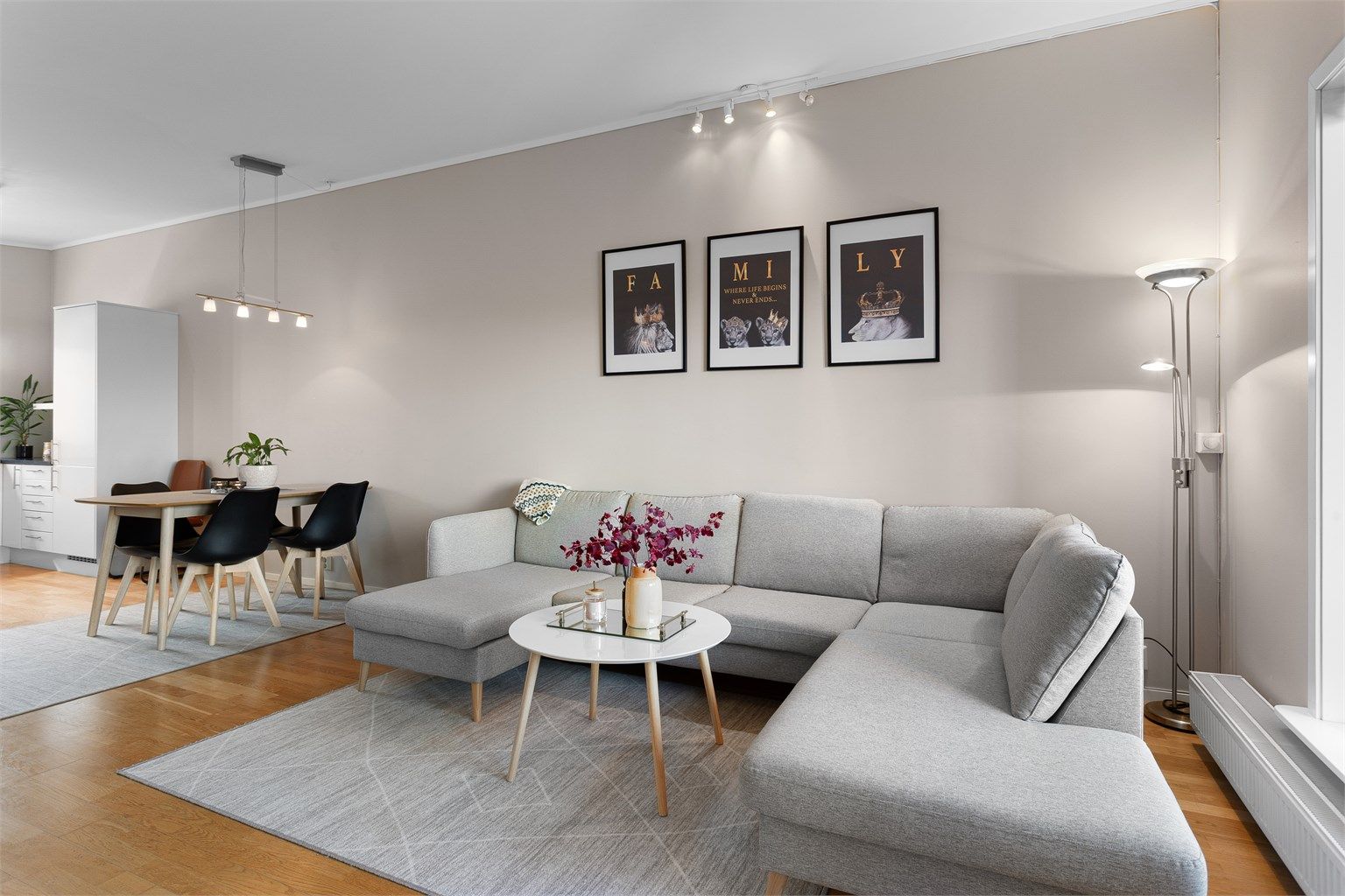 Den åpne løsningen gir en god romfølelse og fleksible møbleringsmuligheter for både sofagruppe og spisebord.