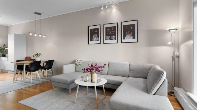 Den åpne løsningen gir en god romfølelse og fleksible møbleringsmuligheter for både sofagruppe og spisebord.