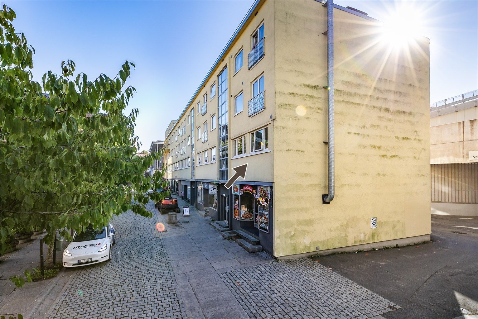Høyden av andre etasje betyr at det i praksis ikke er direkte innsyn til leiligheten fra gaten.