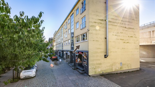 Høyden av andre etasje betyr at det i praksis ikke er direkte innsyn til leiligheten fra gaten.