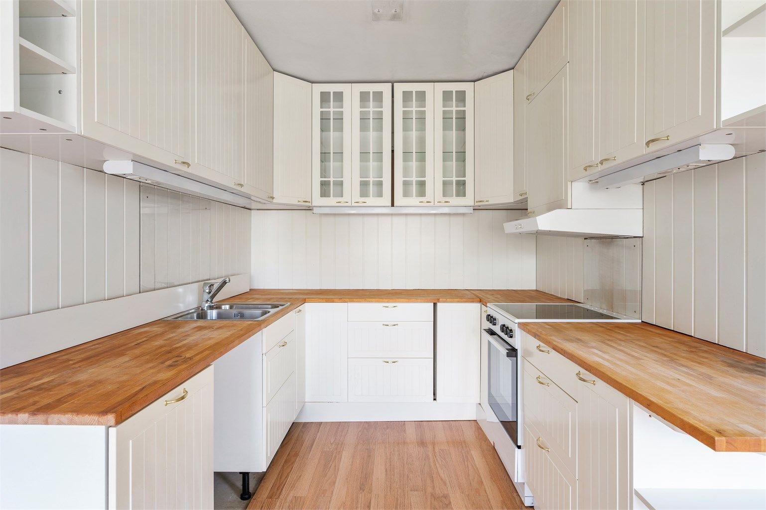 Et stilrent IKEA-kjøkken med god skap- og benkeplass. Rommet er godt utnyttet og innbydende