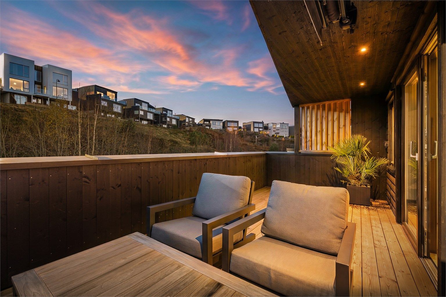 Boligen har flere uteområder som bl.a. denne fra stuen i øverste etasje. 