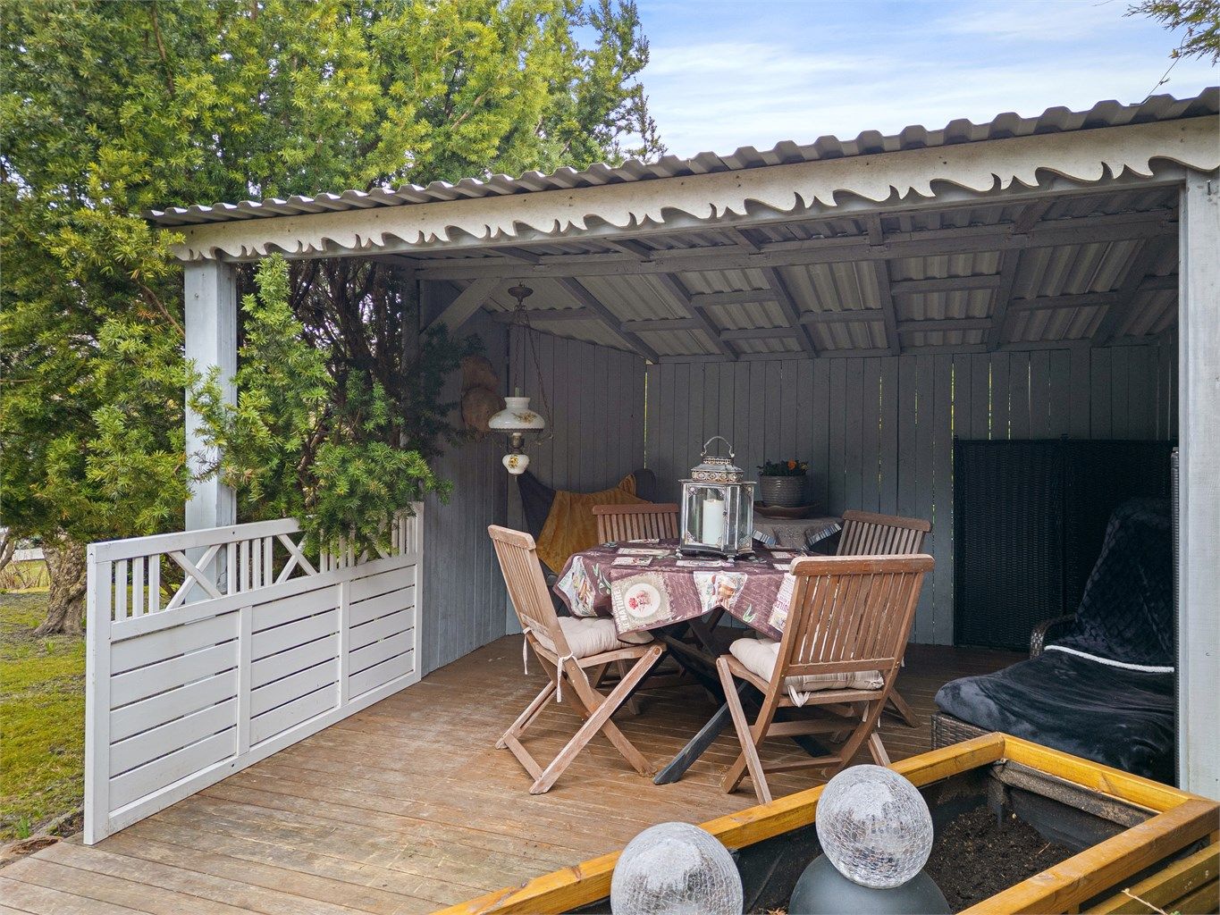 Hyggelig og skjermet frittliggende hagestue (delvis takoverbygget og innkledd terrasse) på ca. 13 kvm (ikke byggemeldt). 