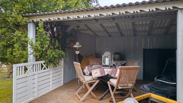 Hyggelig og skjermet frittliggende hagestue (delvis takoverbygget og innkledd terrasse) på ca. 13 kvm (ikke byggemeldt).
