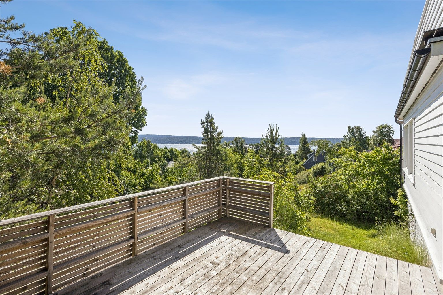Boligen tilbyr flere solrike uteplasser med gode solforhold, samt en stor, privat hage som er pent opparbeidet. 