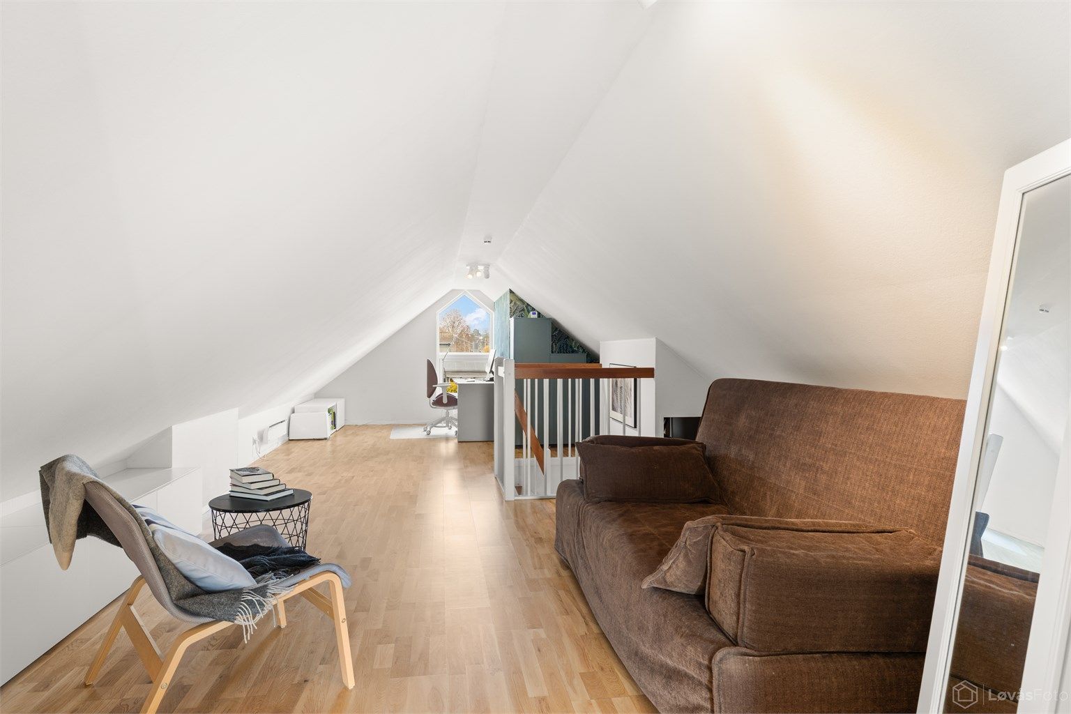 Loftet har god takhøyde i midten og smart utnyttelse av plassen under skråtaket. (Arealet er ikke godkjent for varig opphold.)