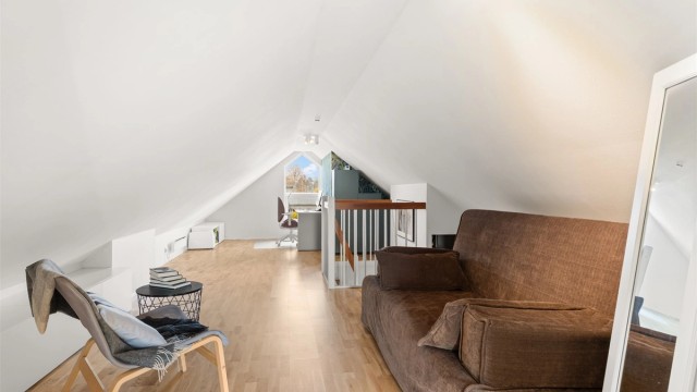 Loftet har god takhøyde i midten og smart utnyttelse av plassen under skråtaket. (Arealet er ikke godkjent for varig opphold.)
