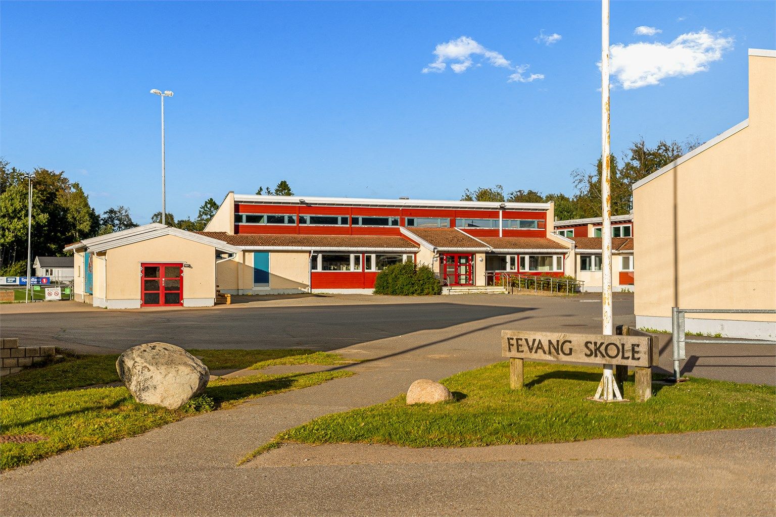 Fevang skole (1.–7. trinn) ligger kun to minutter unna med bil.