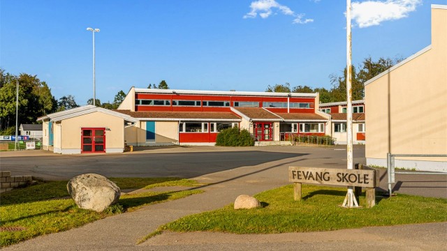 Fevang skole (1.–7. trinn) ligger kun to minutter unna med bil.