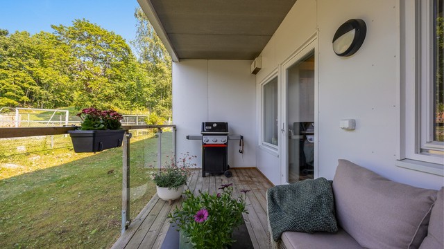Dette er en rolig og stille uteplass - perfekt på sommerhalvåret