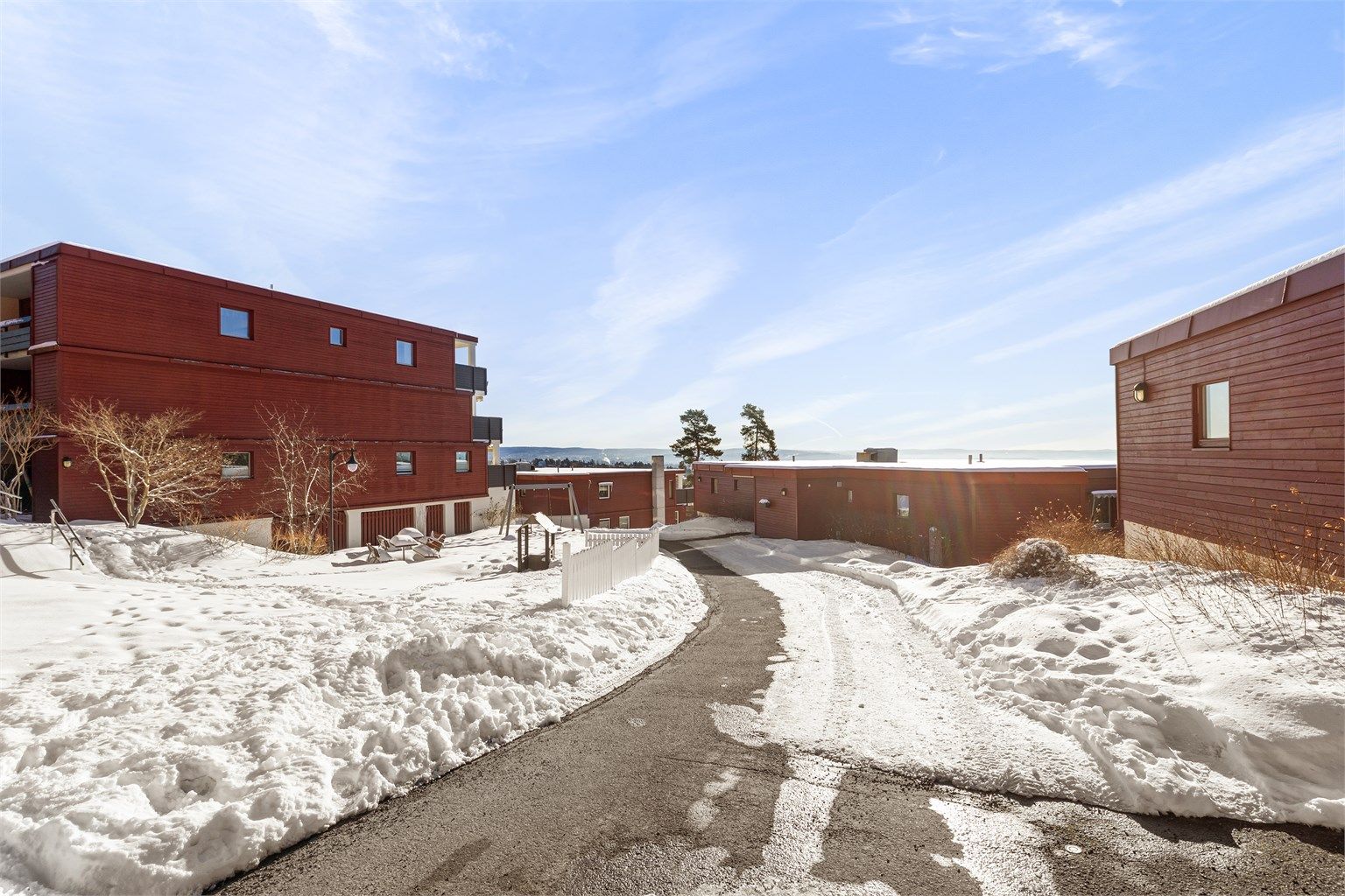 Sameiet er veldrevet, og felleskostnadene dekker blant annet varmtvann, kommunale avgifter, bygningsforsikring, kollektiv avtale TV/internett, trappevask, vaktmester- og gartnertjenester.