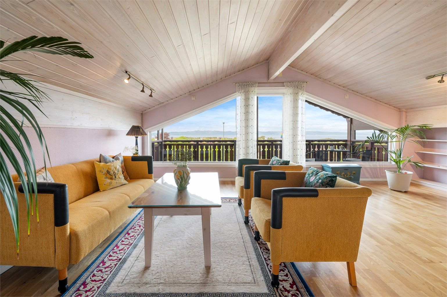 Loftsetasjen har to soverom og ei stue med nydelig fjordutsikt!