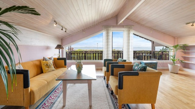 Loftsetasjen har to soverom og ei stue med nydelig fjordutsikt!