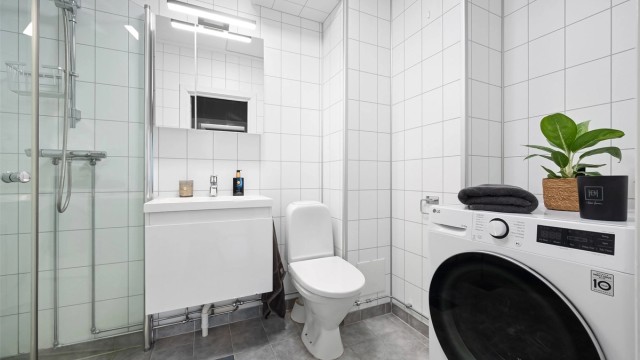 Det er opplegg for vaskemaskin. Kombi-vaskemaskin medfølger.