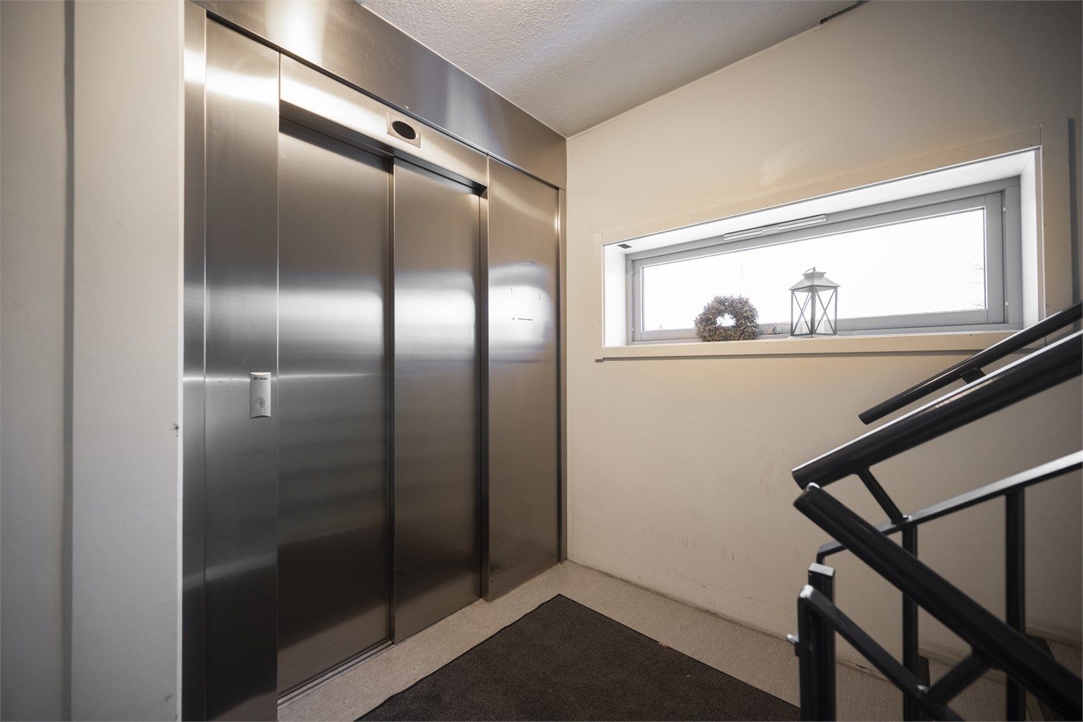 Heisen tar deg opp til 2. etasje. Foto: Martine Eren Jacobsen.